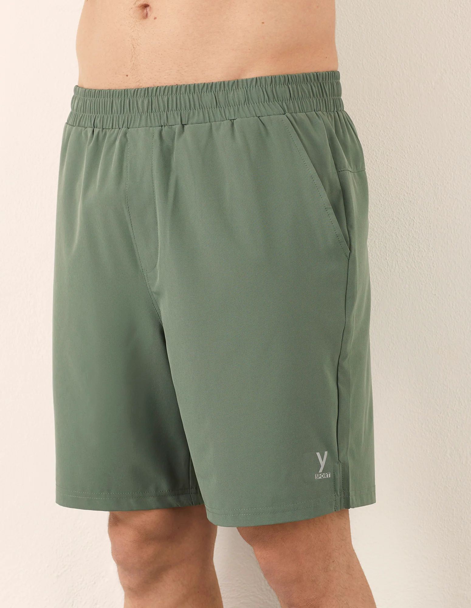 Bermuda materiale tecnico elasticizzato con logo Yamamay Sport - Image 8
