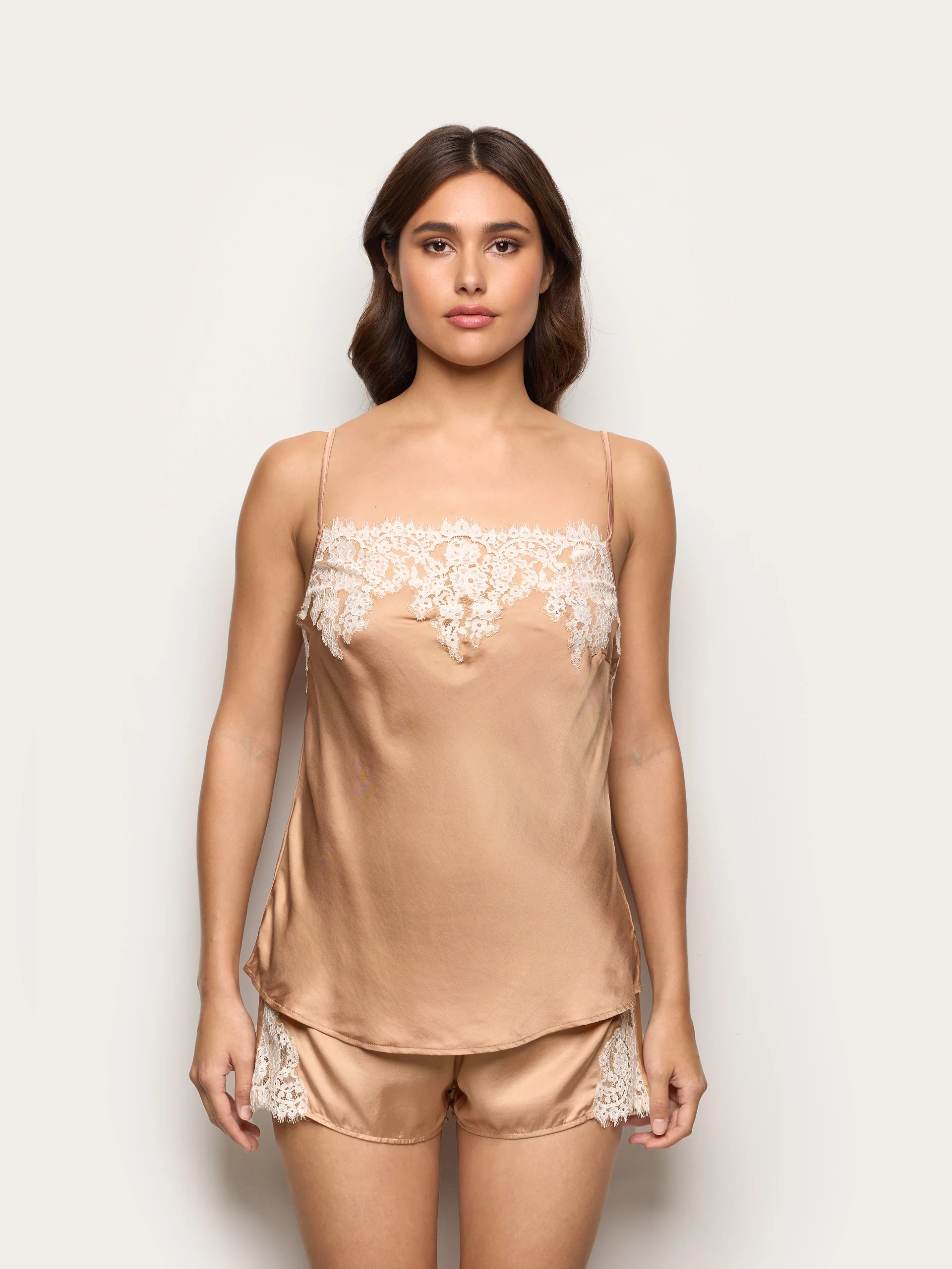 Set top e culotte in raso di viscosa e pizzo - Chantilly - Image 2